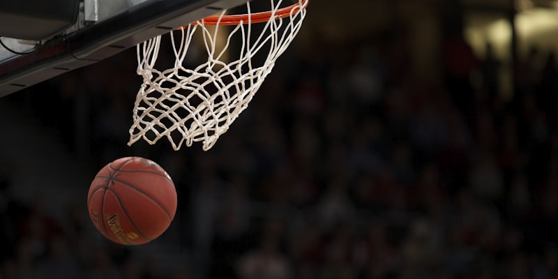 篮球NBA赛事报道配图 - 詹姆斯突破上篮瞬间